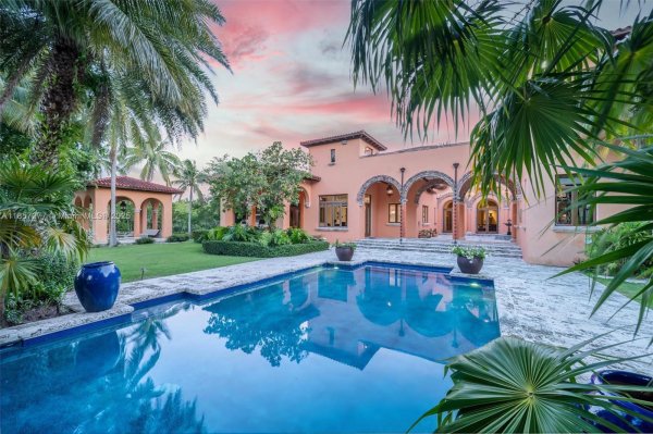 221 Casuarina Concourse Coral Gables, FL 33143 221 Casuarina Concourse Coral Gables, FL 33143