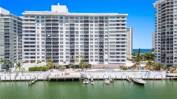 5700 Collins Ave #3a Miami Beach, FL 33140