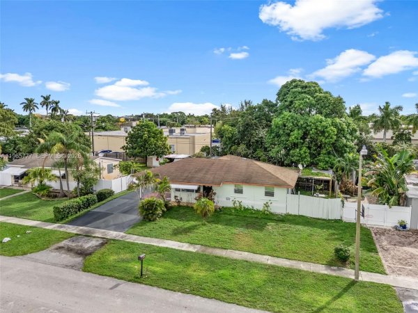 136 Cayman Dr Palm Springs, FL 33461