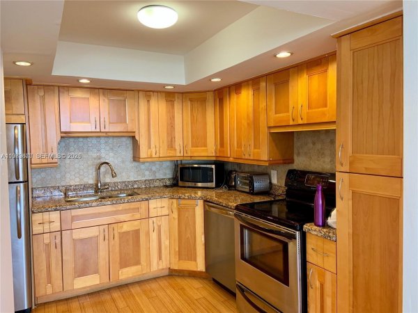 2025 NE 164th St #1015 North Miami Beach, FL 33162