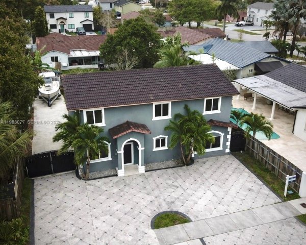 15302 SW 180th Ter Miami, FL 33187