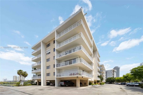 126 Golden Isles Dr #32A Hallandale Beach, FL 33009