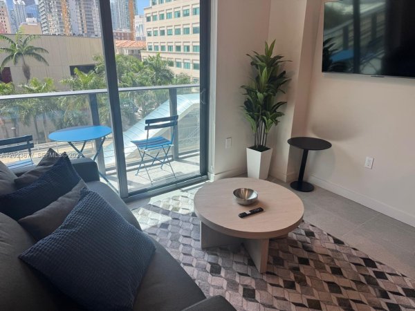121 NE 5th St #2102 Miami, FL 33132