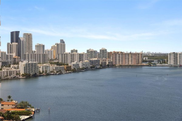 19195 NE 36th Ct #2705 Aventura, FL 33180