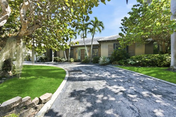 112 Algoma Palm Beach, FL 33480