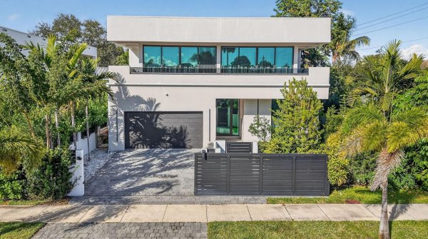 1225 NE 4th Fort Lauderdale, FL 33301