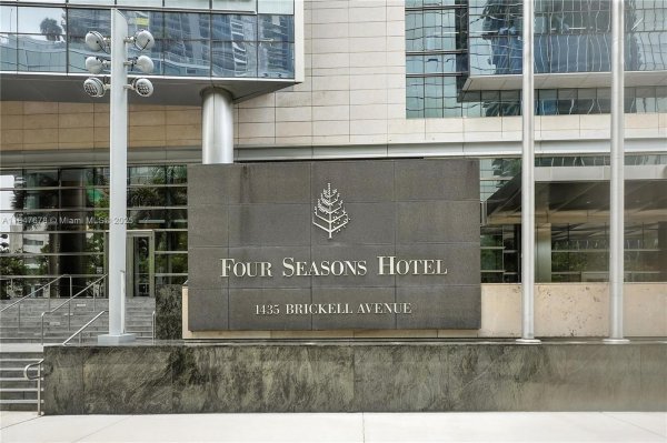 1435 Brickell Ave #3512 Miami, FL 33131