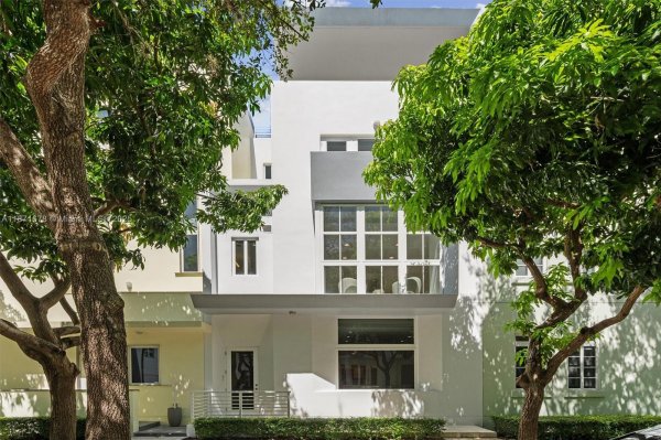 211 Water Way Miami Beach, FL 33141