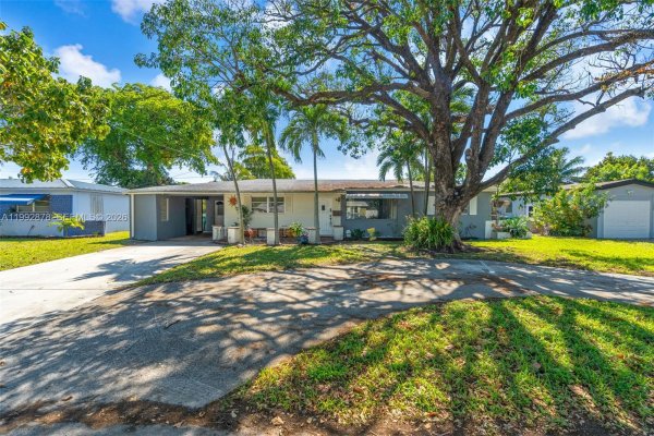 2221 Alcazar Dr Miramar, FL 33023