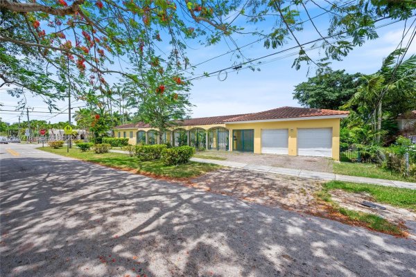 2542 SW 25th Ave Miami, FL 33133