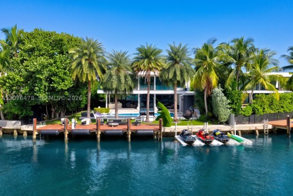 528 Lakeview Ct Miami Beach, FL 33140