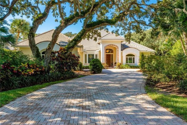 31 S White Jewel Vero Beach, FL 32963