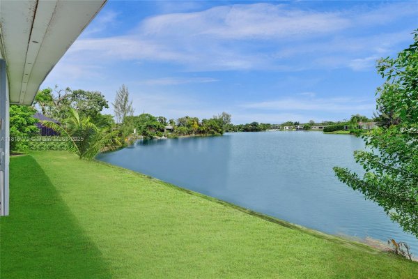 2050 NE 196th Ter North Miami Beach, FL 33179