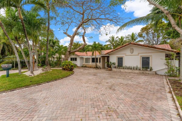 5961 SW 56th Ter South Miami, FL 33143