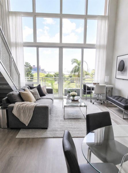 253 NE 2nd St #433 Miami, FL 33132