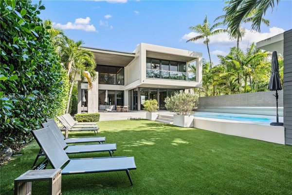 5061 N Bay Rd Miami Beach, FL 33140