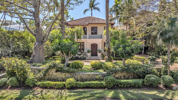 3462 N Moorings Way Miami, FL 33133