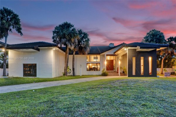 13724 SW 92nd Ct Miami, FL 33176