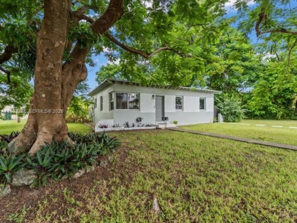 201 Flagler Dr Miami Springs, FL 33166