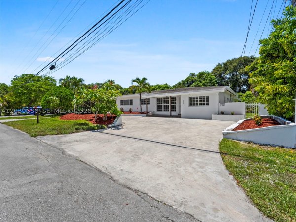 110 NE 152nd St Miami, FL 33162