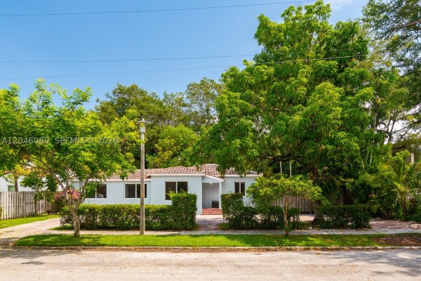 2215 Tequesta Ln Miami, FL 33133