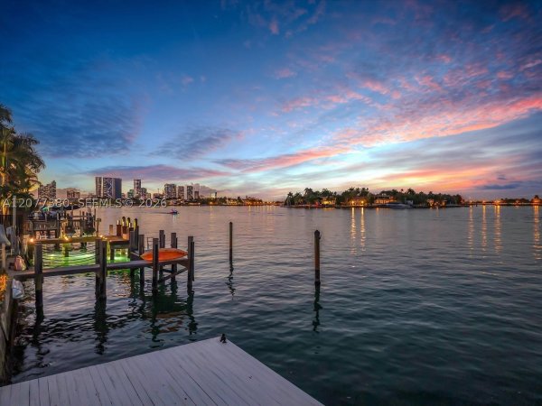 279 N Hibiscus Dr Miami Beach, FL 33139