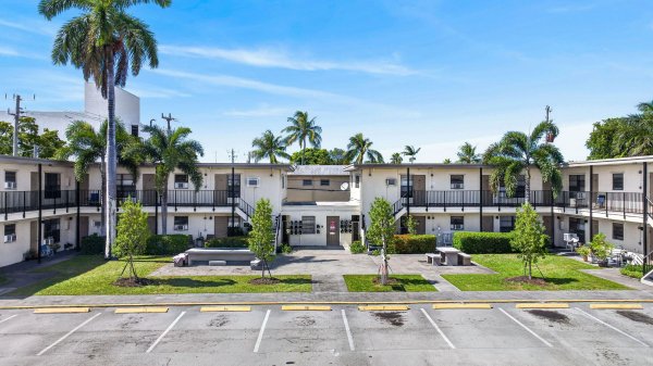 2275 NE 12th Pompano Beach, FL 33062
