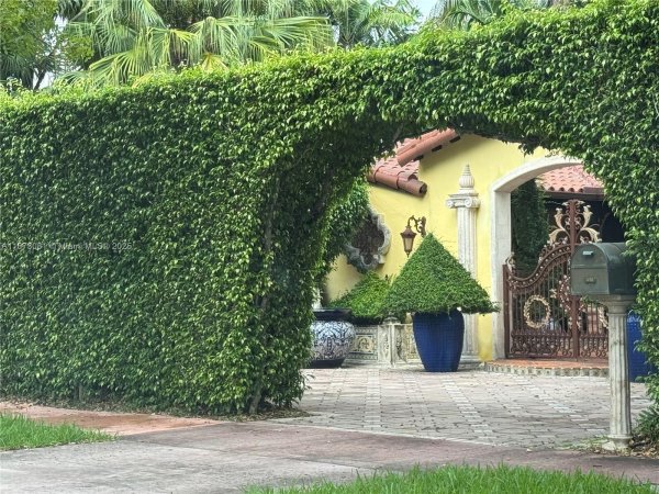 3030 Alton Rd Miami Beach, FL 33140