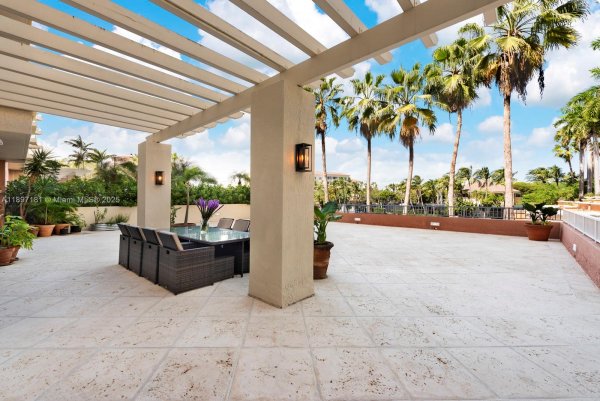 765 Crandon Blvd #102 Key Biscayne, FL 33149