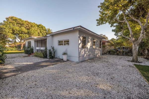 424 NW 53rd St Miami, FL 33127