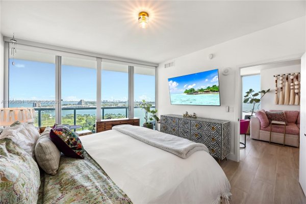 888 Biscayne Blvd #2009 Miami, FL 33132