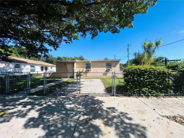 17645 SW 104th Ave Miami, FL 33157