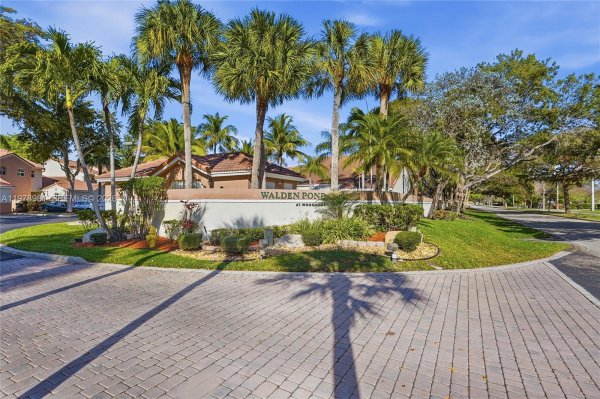 8249 NW 70th St Tamarac, FL 33321