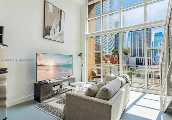 253 NE 2nd St #617 Miami, FL 33132