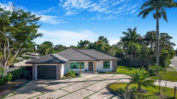 2406 Gulfstream Ln Fort Lauderdale, FL 33312