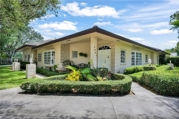 9861 SW 130th St Miami, FL 33176