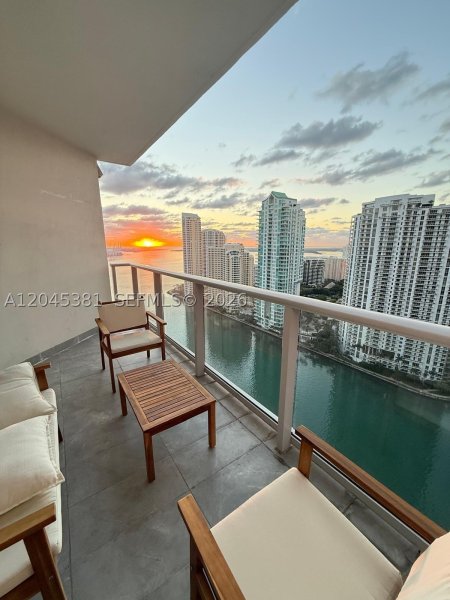 300 S Biscayne Blvd #T-2806 Miami, FL 33131