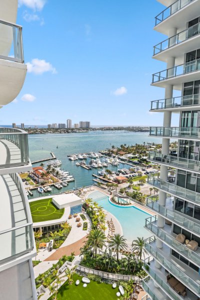 220 Lake Shr #1823 Lake Park, FL 33403