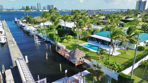 110 Shr Dr Riviera Beach, FL 33404