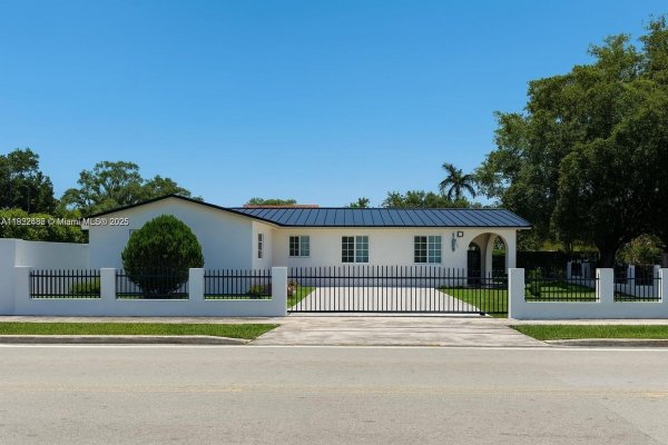 1900 SW 24th St Miami, FL 33145