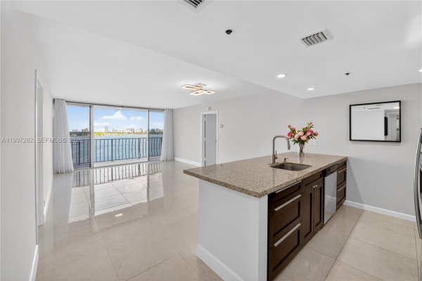 7601 E Treasure Dr #1119 North Bay Village, FL 33141