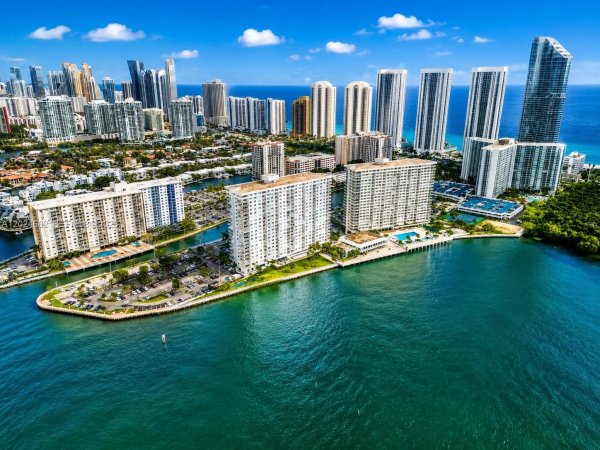 300 Bayview Dr #807 Sunny Isles Beach, FL 33160