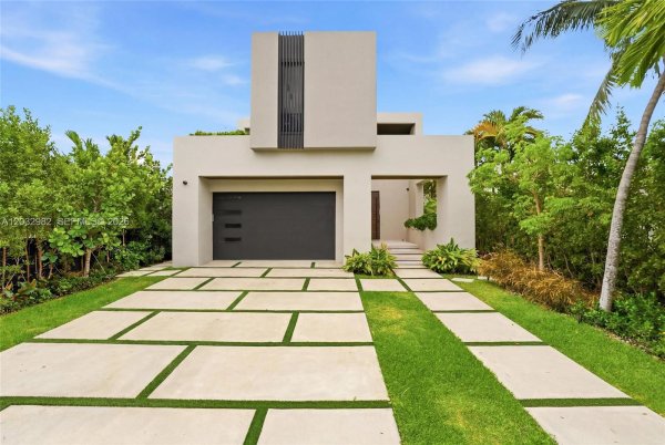 1050 Stillwater Dr Miami Beach, FL 33141