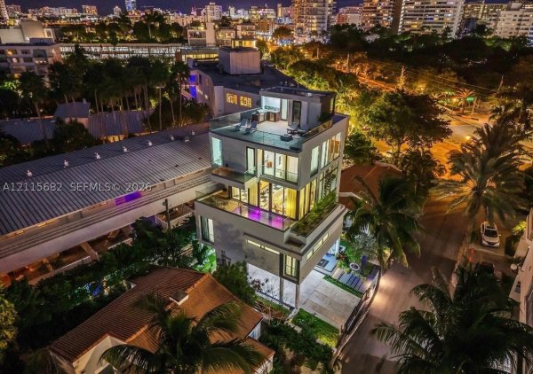 11 Century Ln Miami Beach, FL 33139