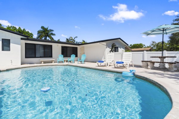 2121 NE 51st Ct Fort Lauderdale, FL 33308