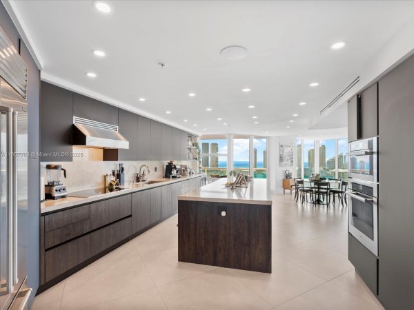 3370 Hidden Bay Dr #2900 Aventura, FL 33180