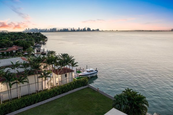 5226 N Bay Rd Miami Beach, FL 33140 5226 N Bay Rd Miami Beach, FL 33140