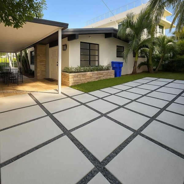 691 NW 7th St Rd Miami, FL 33136