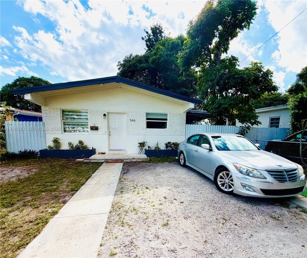 546 E 39th St Hialeah, FL 33013