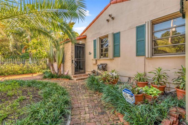 2550 Trapp Ave Coconut Grove, FL 33133